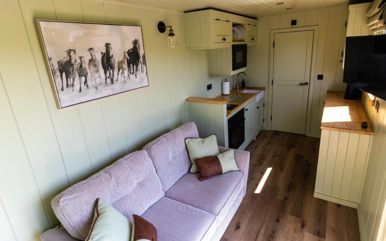 The Shire Luxury Converted Horse Lorry With Private Hot Tub Cyfie Farm Llanfyllin Exteriér fotografie